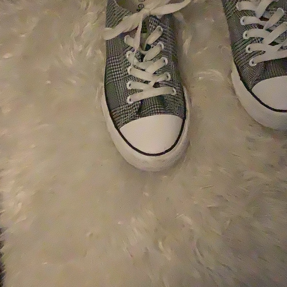 Sneakers - Picture 6 of 8